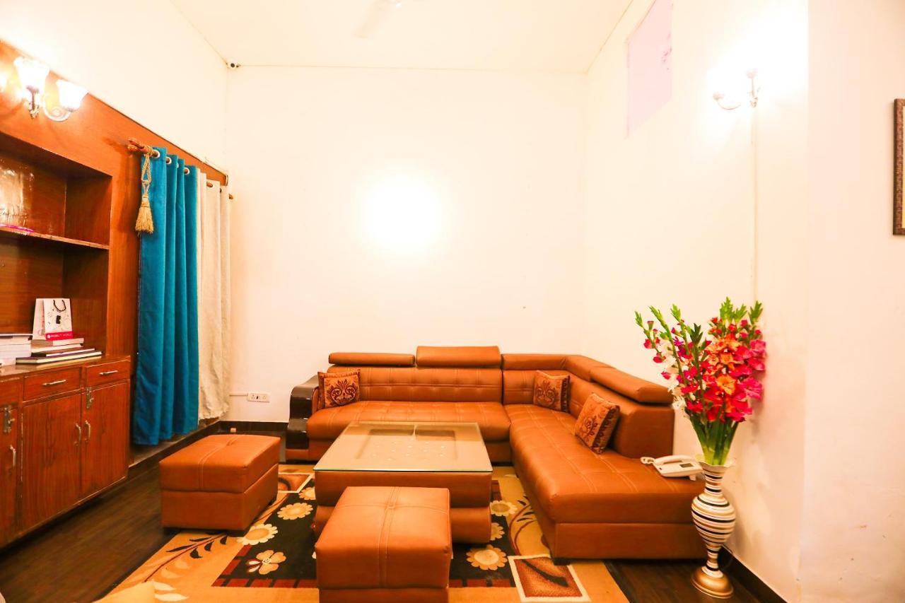 Oyo 62702 Golden Home Stay Nova Deli Exterior foto